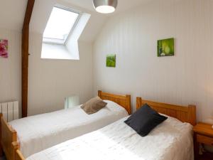 2 bedden in een slaapkamer met een raam bij Holiday Home Glaïeuls by Interhome in Saint-Méloir-des-Ondes