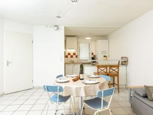 jadalnia i kuchnia ze stołem i krzesłami w obiekcie Apartment Les Caps Horniers by Interhome w mieście Pleurtuit +9 zdjęć