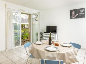 Telewizja i/lub zestaw kina domowego w obiekcie Apartment Les Caps Horniers by Interhome