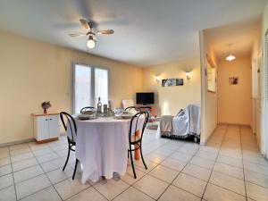 Et tv og/eller underholdning på Holiday Home Le Riveau by Interhome