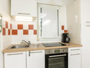 Kuchnia lub aneks kuchenny w obiekcie Apartment Les Caps Horniers by Interhome