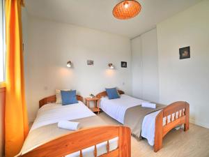 En eller flere senge i et værelse på Holiday Home Le Riveau by Interhome