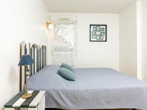 Łóżko lub łóżka w pokoju w obiekcie Apartment Les Caps Horniers by Interhome