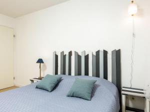 Łóżko lub łóżka w pokoju w obiekcie Apartment Les Caps Horniers by Interhome