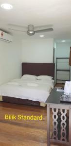 een bed in een kamer met een tafel en een bed sidx sidx sidx bij Private Beach House with Sunset View @ Kuala Penyu Sabah in Kampong Tidong