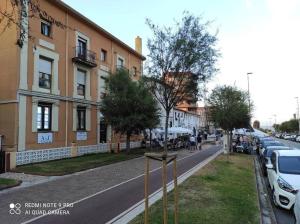 een straat met auto's aan de kant van de weg bij Cómodo, independiente y coqueto apartamento in Santander