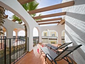 patio z krzesłami i sufitem w obiekcie Holiday Home Imperial Park-8 by Interhome w mieście Calpe