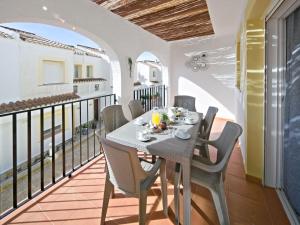jadalnia ze stołem i krzesłami na balkonie w obiekcie Holiday Home Imperial Park-8 by Interhome w mieście Calpe +22 zdjęcia