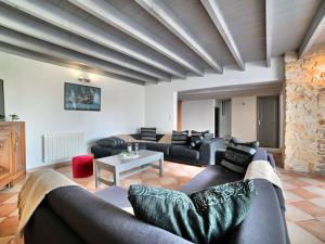 una gran sala de estar con sofás y una mesa. en Holiday Home Les Oyats by Interhome, en Dolus d'Oléron