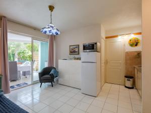 Kuchyňa alebo kuchynka v ubytovaní Apartment Le chant de la mer by Interhome + 13 fotografií