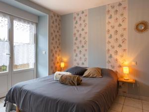 una camera con un letto con due cuscini sopra di Holiday Home Coquelicot by Interhome a Saint-Méloir-des-Ondes