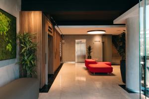 A seating area at Ibis Styles Figueres Ronda