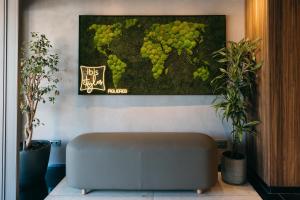 A seating area at Ibis Styles Figueres Ronda