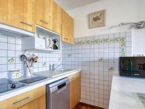 Kuchyň nebo kuchyňský kout v ubytování Apartment Les Aigues Marines-66 by Interhome