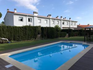 Bazén v ubytovaní Casa con piscina Sant Pol de Mar alebo v jeho blízkosti