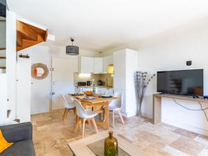 eine Küche und ein Esszimmer mit einem Tisch und Stühlen in der Unterkunft Holiday Home Le Hameau de Gassin-5 by Interhome in Gassin