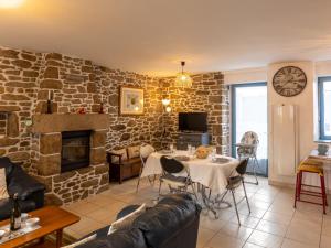 Μια τηλεόραση ή/και κέντρο ψυχαγωγίας στο Holiday Home Le champin by Interhome