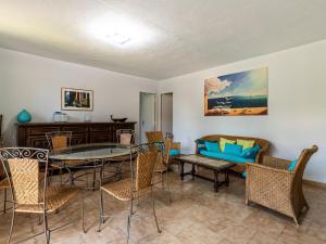 salon ze stołem, krzesłami i kanapą w obiekcie Apartment Soli Di Sud by Interhome w mieście Lecci