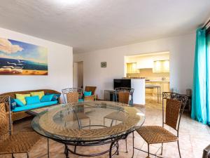ein Wohnzimmer mit einem Tisch und Stühlen in der Unterkunft Apartment Soli Di Sud by Interhome in Lecci