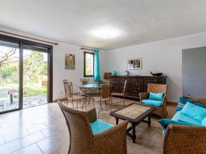 O zonă de relaxare la Apartment Soli Di Sud by Interhome