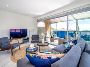 Televízia a/alebo spoločenská miestnosť v ubytovaní Apartment Le Palladio by Interhome