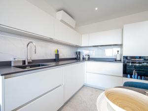 Kuchyňa alebo kuchynka v ubytovaní Apartment Le Palladio by Interhome + 18 fotografií