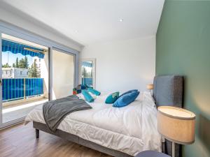 Posteľ alebo postele v izbe v ubytovaní Apartment Le Palladio by Interhome