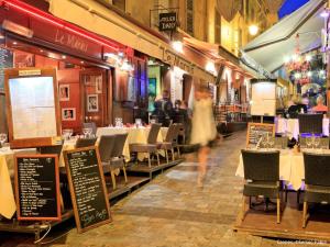 Reštaurácia alebo iné gastronomické zariadenie v ubytovaní Apartment Le Palladio by Interhome