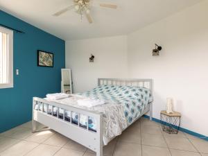 1 dormitorio con 1 cama con paredes azules y techo en Holiday Home Lesgau by Interhome, en Saint-Martin-de-Seignanx