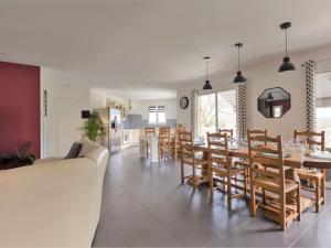 Una sala de estar y un comedor con mesa y sillas. en Holiday Home Lesgau by Interhome, en Saint-Martin-de-Seignanx
