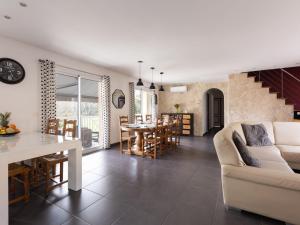 Una sala de estar con un sofá blanco y una mesa. en Holiday Home Lesgau by Interhome, en Saint-Martin-de-Seignanx 20 fotos más