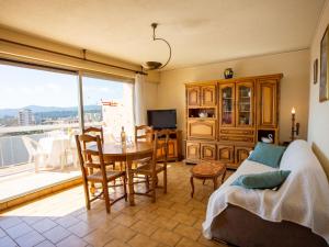 ル・ラヴァンドゥーにあるApartment Les 3 Iles by Interhomeのベッドルーム1室(ベッド1台、景色を望むテーブル付) +19枚の写真
