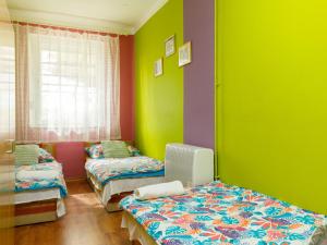 Zimmer mit 2 Betten und einem Fenster in der Unterkunft Apartment Lien by Interhome in Balatonlelle