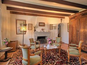 salon ze stołem i krzesłami oraz kominkiem w obiekcie Holiday Home Ker Vignan by Interhome w mieście Pleumeur-Bodou