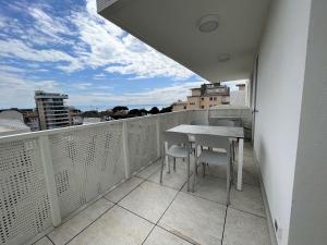ein Balkon mit Tisch und Stühlen auf einem Dach in der Unterkunft Ca' Ariston in Grado