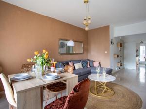 ein Wohnzimmer mit einem Tisch und einem blauen Sofa in der Unterkunft Apartment Epsom by Interhome in Cagnes-sur-Mer