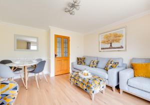 uma sala de estar com um sofá e uma mesa em Sailors Rest em Wangford