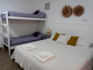 una camera con 2 letti a castello e asciugamani su un letto di Cacique Catriel "EN PLANTA BAJA" a Catriel