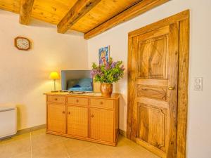 Televízia a/alebo spoločenská miestnosť v ubytovaní Holiday Home Le Trépadou by Interhome