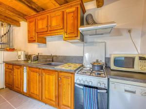 Kuchyňa alebo kuchynka v ubytovaní Holiday Home Le Trépadou by Interhome