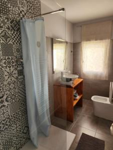 een badkamer met een douche en een wastafel bij Apartamento Moderno en León ciudad in León