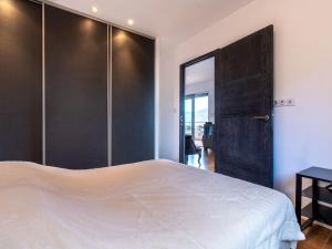 Posteľ alebo postele v izbe v ubytovaní Apartment Le Neptune by Interhome