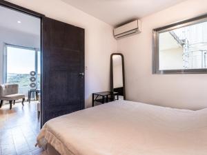 Posteľ alebo postele v izbe v ubytovaní Apartment Le Neptune by Interhome