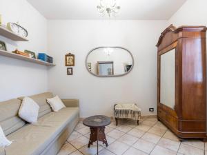 uma sala de estar com um sofá e um espelho em Villa Anna by Interhome em Ville San Pietro
