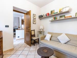 un soggiorno con un divano e un tavolo di Villa Anna by Interhome a Ville San Pietro
