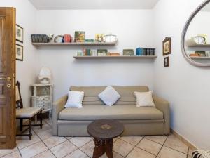 un soggiorno con un divano e un tavolo di Villa Anna by Interhome a Ville San Pietro Altre 24 foto