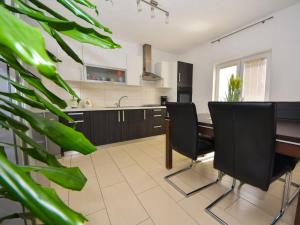 Η κουζίνα ή μικρή κουζίνα στο Holiday Home Elena by Interhome +22 φωτογραφίες