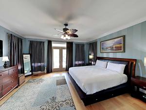 a bedroom with a bed and a ceiling fan at A Mid-Summer's Night Dream in Destin