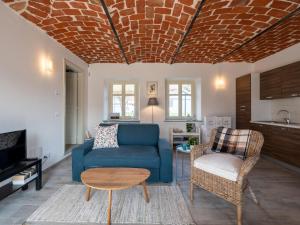 een woonkamer met een blauwe bank en een tafel bij Apartment Cascina MonteRosa-1 by Interhome in Costigliole dʼAsti
