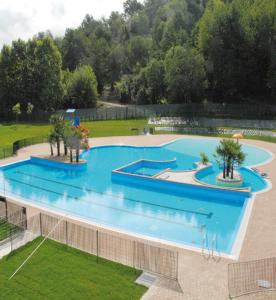- une vue sur la grande piscine dans l'établissement POST A POST, à Alba
